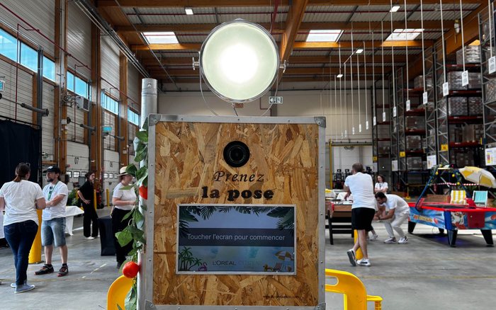 La borne « Prenez la pose » en bois recyclé, installée lors d'une soirée d'entreprise en entrepôt
