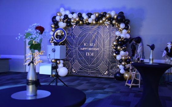 Décor d'anniversaire noir et or avec ballons, prêt pour la borne photo