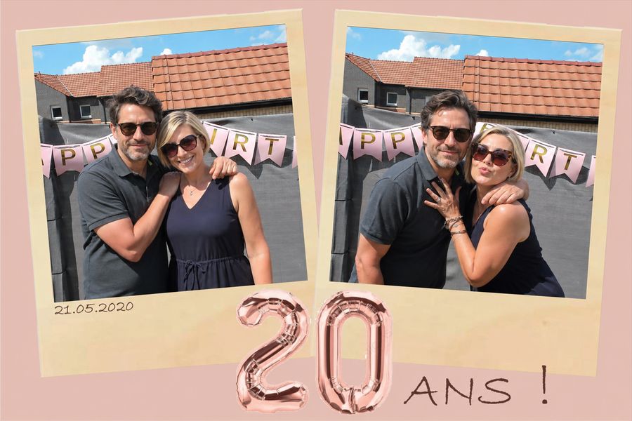 Tirage 10 × 15 d'une borne photo 9P : deux poses côte à côte et un cadre personnalisé pour un anniversaire